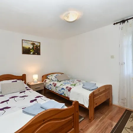 House 1009 Holiday home Smoljanci